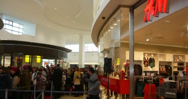 Stire din Economie : Îmbulzeală la deschiderea H&M  GALERIE FOTO