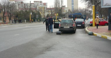 Stire din Eveniment : Cascadorii râsului în intersecția de la ICIL / Au pierdut buteliile în trafic (Galerie foto)