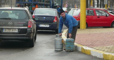 Cascadorii râsului în intersecția de la ICIL / Au pierdut buteliile în trafic (Galerie foto) - 2