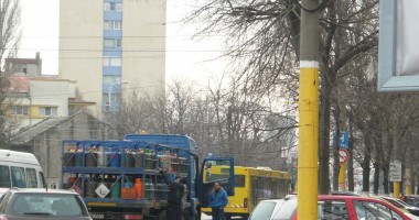 Cascadorii râsului în intersecția de la ICIL / Au pierdut buteliile în trafic (Galerie foto) - 4