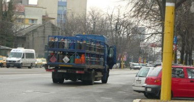 Cascadorii râsului în intersecția de la ICIL / Au pierdut buteliile în trafic (Galerie foto) - 5