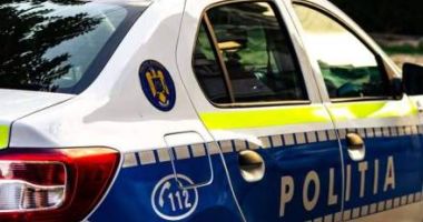 Stire din Eveniment : A lovit patru mașini parcate pe marginea drumului apoi s-a răsturnat