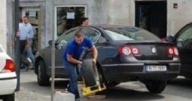 INGENIOZITATE FĂRĂ MARGINI: Cum și-a deblocat un român roata mașinii - 5