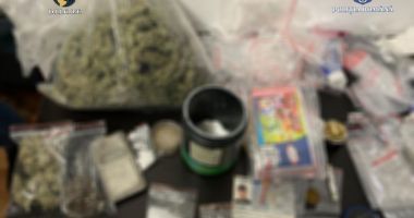 Prins în flagrant când vindea cocaină pe plajă. Trei tineri sunt cercetați pentru trafic de droguri - 3