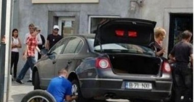 INGENIOZITATE FĂRĂ MARGINI: Cum și-a deblocat un român roata mașinii - 6