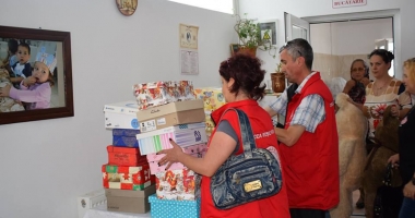 Familiile nevoiașe  au primit pachete de la Crucea Roșie