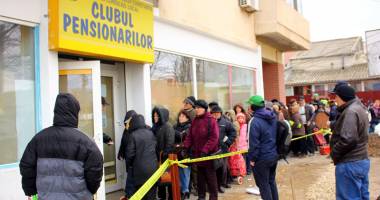 Stire din Politică-Administrație : Distribuirea pachetelor pentru pensionari este incertă. Elevii vor primi însă, cadouri