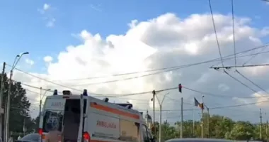 Scene surprinzătoare în trafic. Un bărbat a coborât din ambulanță la semafor și a fost oprit de jandarmi