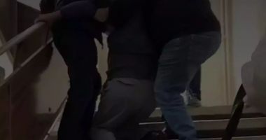 Stire din Social : Pacient târât pe scările unei policlinici din România. Explicația conducerii este halucinantă