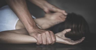 Stire din Eveniment : Și-a trezit soția din somn și a bătut-o crunt că sforăia. Femeia a ajuns de urgență la spital