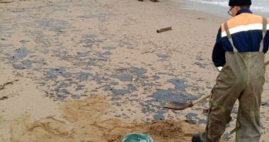 Stire din Actualitate : A fost detectată o nouă scurgere de păcură în Marea Neagră, în urma naufragiului petrolierelor ruseşti