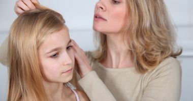 Stire din Sănătate : Atenție la păduchi! Se pot înmulți extrem de repede