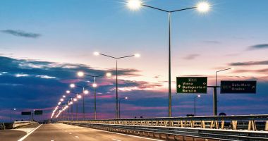 Stire din Eveniment : Pagubă enormă, făcută de doi bărbați pe autostradă. Hoții de cupru s-au trezit cu poliția la poartă
