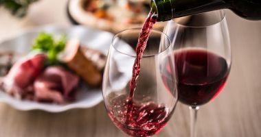Stire din Eveniment : Și-a lovit cu bestialitate tatăl, apoi l-a aruncat într-un geam. Totul a pornit de la un pahar de vin