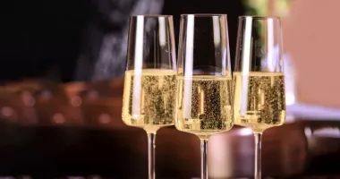 Stire din Eveniment : O clientă a luat la bătaie angajaţii unui bar pentru că nu-şi terminase şampania, iar localul se închidea