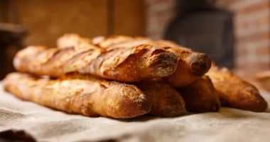 Stire din Social : Ce conține pâinea proaspătă din supermarket? Mulți români nu citesc eticheta