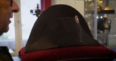 Stire din Actualitate : O pălărie purtată de Napoleon Bonaparte vândută la licitație pentru o sumă record