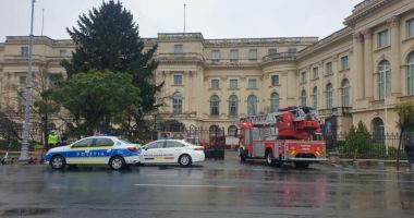 Stire din Eveniment : Incendiu la Palatul Regal: 150 de persoane au fost evacuate