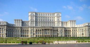 Stire din Eveniment : Update - BOMBĂ în curtea Parlamentului! Pirotehniștii sunt la fața locului