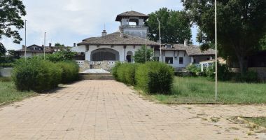 Istorie batjocorită, în Mamaia. Castelul regal, ferecat şi lăsat pradă ruinei - 4