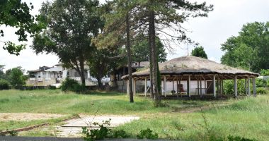 Istorie batjocorită, în Mamaia. Castelul regal, ferecat şi lăsat pradă ruinei - 5