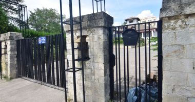 Istorie batjocorită, în Mamaia. Castelul regal, ferecat şi lăsat pradă ruinei - 7