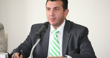 Stire din Economie : "Turiștii se duc la masă cu bâta în mână, de frica maidanezilor"