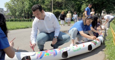 Stire din Politică-Administrație : Claudiu Palaz a pictat alături de sute de copii