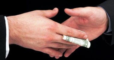 Stire din Eveniment : Comisari ai Gărzii Financiare, arestați pentru luare de mită!