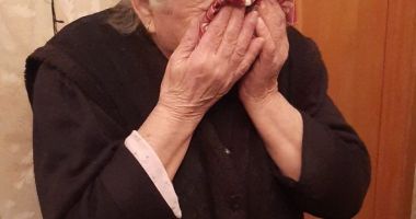 Stire din Eveniment : O pensionară de 88 de ani a rămas fără economiile de o viață după ce și-a donat paltonul cu 4.000 de euro în buzunar