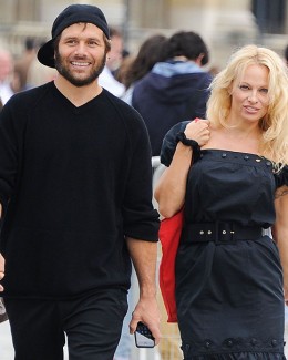 Stire din Monden : Pamela Anderson s-a recăsătorit cu Rick Salomon