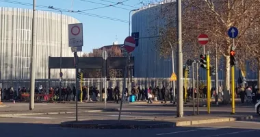 Stire din Actualitate : Cozile sărăciei de Crăciun. 5.000 de oameni au aşteptat ore în şir pentru un pachet cu mâncare şi cadouri
