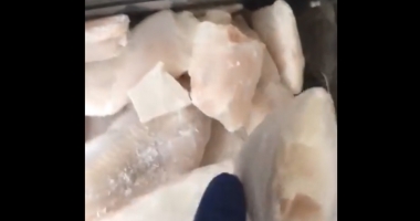 VIDEO / Control OPC în hypermarket. Plătești pește congelat și cumperi... gheață