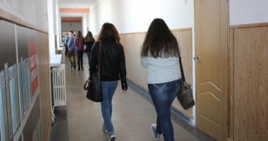 ELEVI din CONSTANȚA, duși de urgență la SPITAL. S-au intoxicat cu sulf în sala de clasă - 6