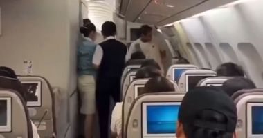 Stire din Actualitate : Haos la bordul unei aeronave! Un pasager a încercat să deschidă ușa avionului deasupra oceanului