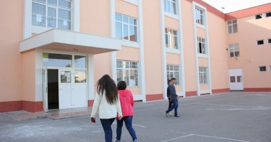ELEVI din CONSTANȚA, duși de urgență la SPITAL. S-au intoxicat cu sulf în sala de clasă - 3