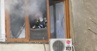 Stire din Eveniment : Panică într-un bloc din Mangalia.  Un apartament a ars