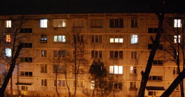 Stire din Eveniment : Un bărbat și-a aruncat câinele de la etajul 5 după o ceartă cu nevasta
