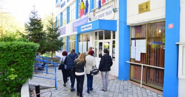Stire din Cultură-Educație : Panică în învățământ. Majorarea salariilor se face abia la anul