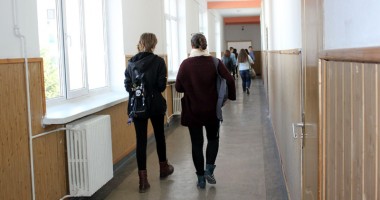 ELEVI din CONSTANȚA, duși de urgență la SPITAL. S-au intoxicat cu sulf în sala de clasă - 5