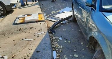 Bărbat rănit de un panou publicitar dărâmat de un autoturism, în Constanţa - 2