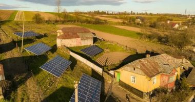 Stire din Economie : Panouri fotovoltaice pentru persoane vulnerabile. Încep înscrierile pentru REPowerEU cu finanțări de 100%