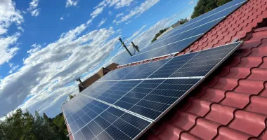 Stire din Actualitate : Panouri fotovoltaice gratuite pentru familiile vulnerabile dintr-o comună din România