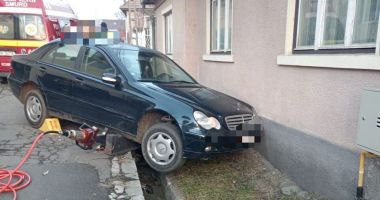 Stire din Eveniment : O femeie a ajuns în stare gravă la spital după ce un autoturism neasigurat a pornit la vale, în pantă şi a prins-o sub roţi