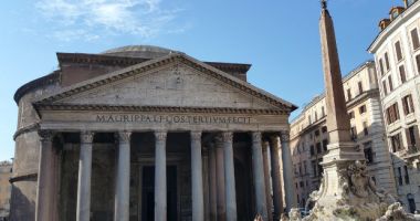 Stire din Actualitate : Un turist a murit după ce a căzut de pe un zid al Panteonului din Roma