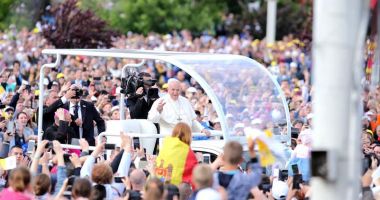Papa Francisc, întâmpinat la Blaj. A început slujba de beatificare a celor șapte episcopi-martiri