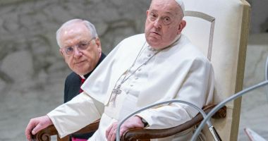 Stire din Eveniment : Papa Francisc a transmis un mesaj de pe patul de spital: „Trec printr-o perioadă de încercare”