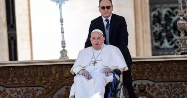 Stire din Actualitate : Papa Francisc s-a întors printre credincioşi, la Vatican: "O duminică fericită tuturor. Vă mulțumesc mult"