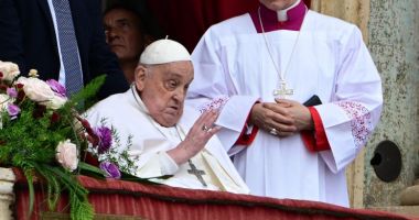 Stire din Actualitate : Papa a apărut la balconul de la Vatican, în ziua de Paște, în uralele a zeci de mii de credincioși catolici
