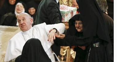 Stire din Actualitate : Papa Francisc, ''atacat'' de călugărițe: ''O să-l mănânce!''